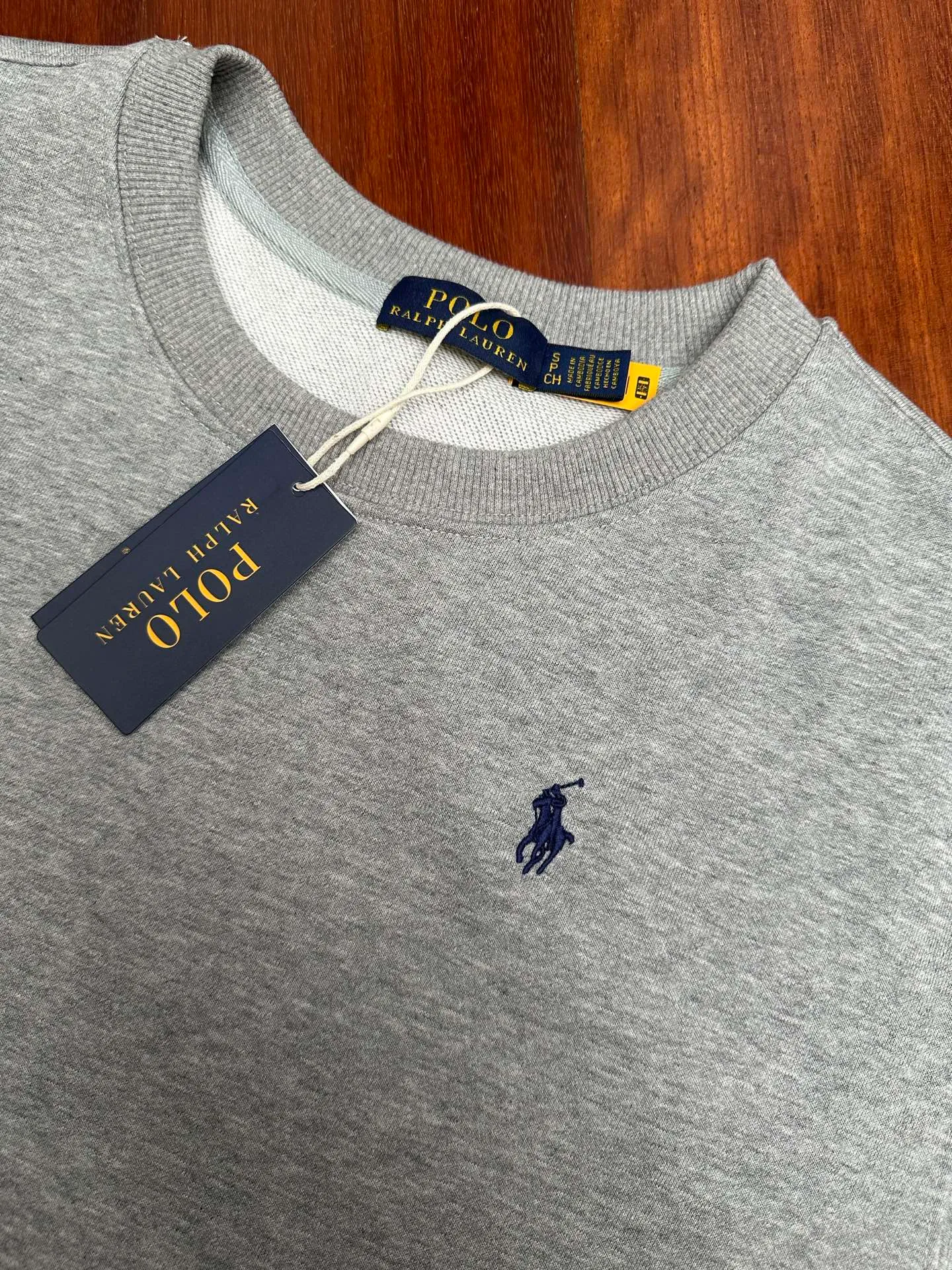 P240 Ralph Lauren/Ralph Lauren classic pony logo jersey long-sleeved sweatshirt. Loose and lazy casual style design. The solid color base is simple and versatile, making it easy to control various styles. ‌The coat fabric is made of 60% cotton➕40% polyester, which not only retains the softness, comfort and breathability of cotton, but also adds the wear resistance and wrinkle resistance of polyester fiber, making the clothes more durable and easy to care for. Even in slightly cooler weather, you won't feel stuffy when wearing it. This kind of fabric has a natural crisp feel and is not easy to pill or deform. The large logo embroidery on the chest is full of color, full of three-dimensionality and lifelike. Designed in the same style for men and women, it is suitable for couples or family wear. It is both practical and beautiful. It is an indispensable and practical item in the wardrobe! Ralph Lauren's age-reducing items add a bit of liveliness and interest to the entire sweatshirt. There is no pressure to dress, regardless of age or gender. Complete accessories!  Color: floral gray Size: S-xL